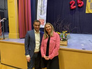 MdL Dirk Beyer gratuliert der Gewinnerin des Mundartwettbewerbs Nadine Aumann